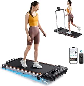 femme courant sur tapis roulant