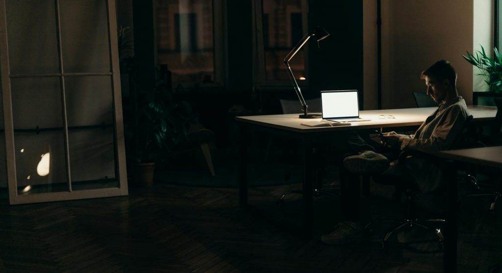 bureau avec ordinateur dans le noir