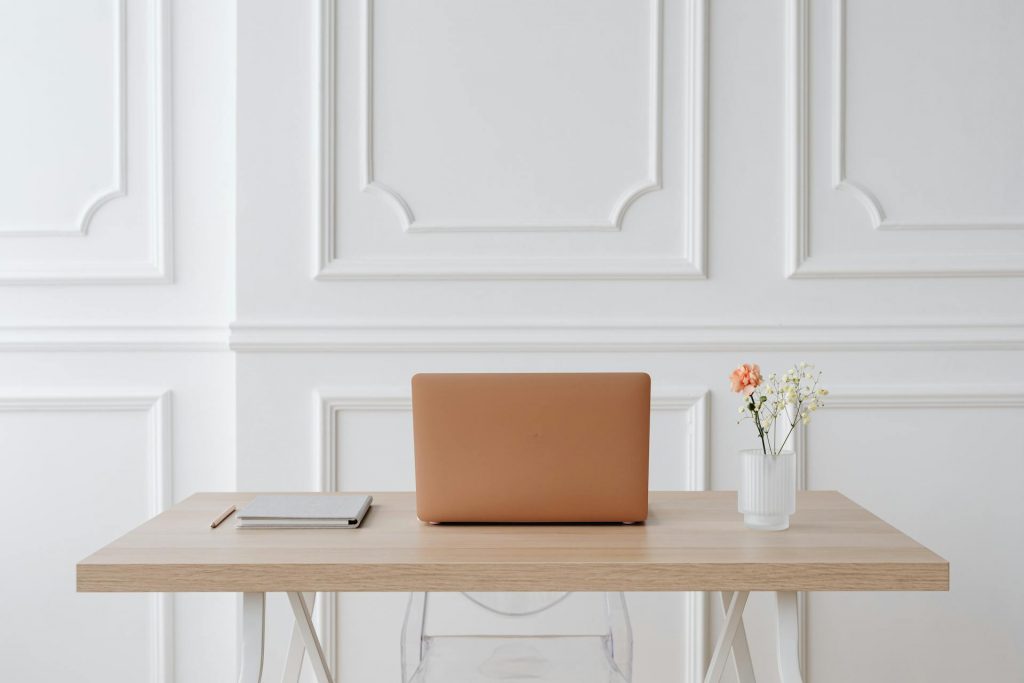 bureau avec ordinateur posé dessus