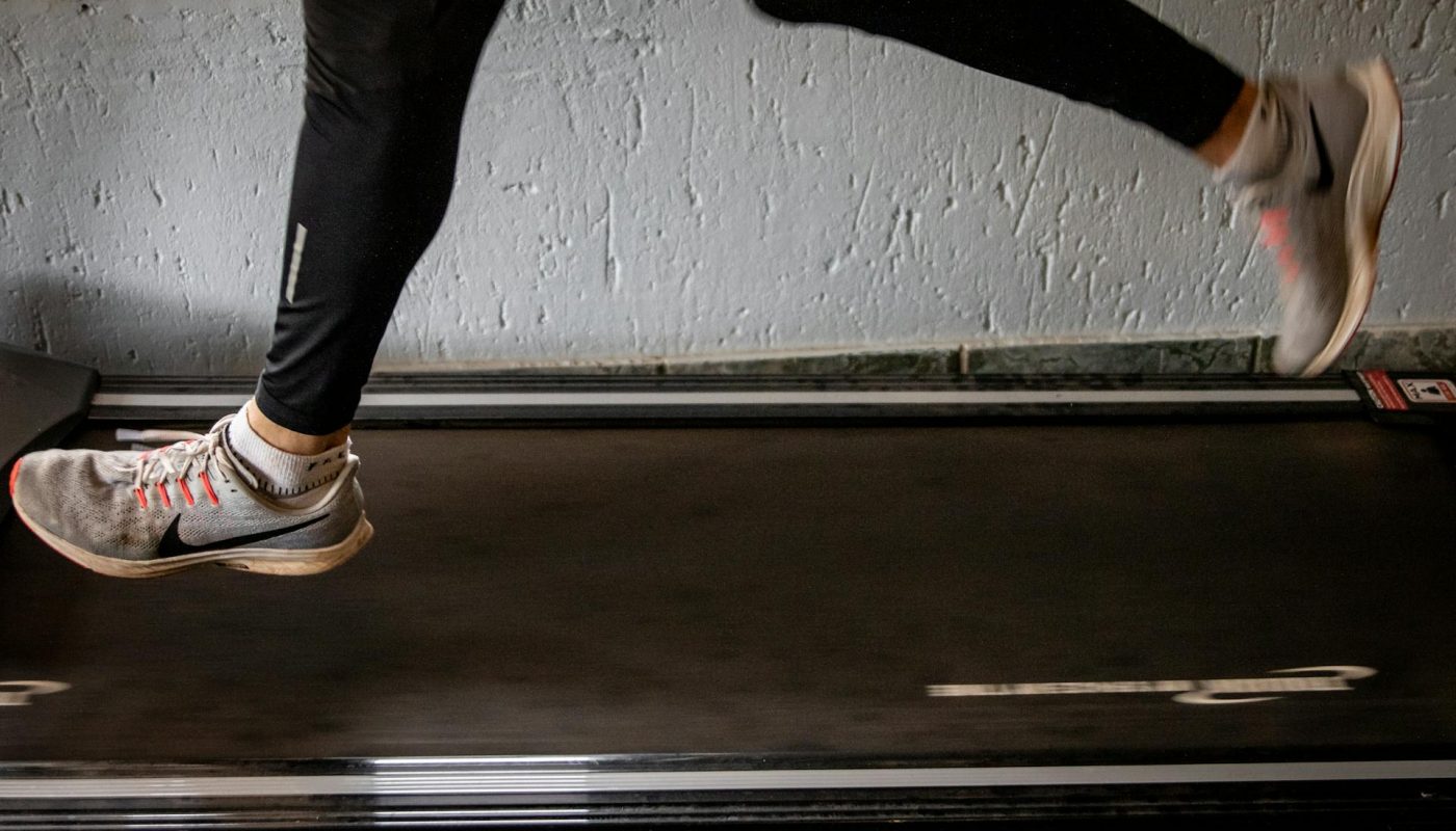 personne qui court sur tapis de course