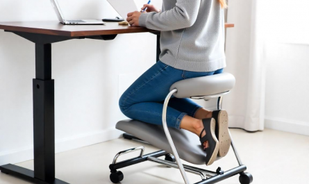 femme assise sur siege assis genoux