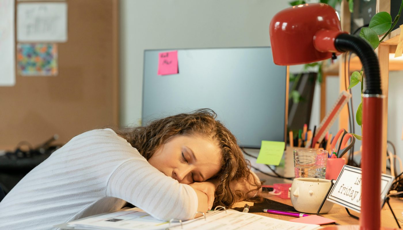 femme dors sur son bureau en teletravail