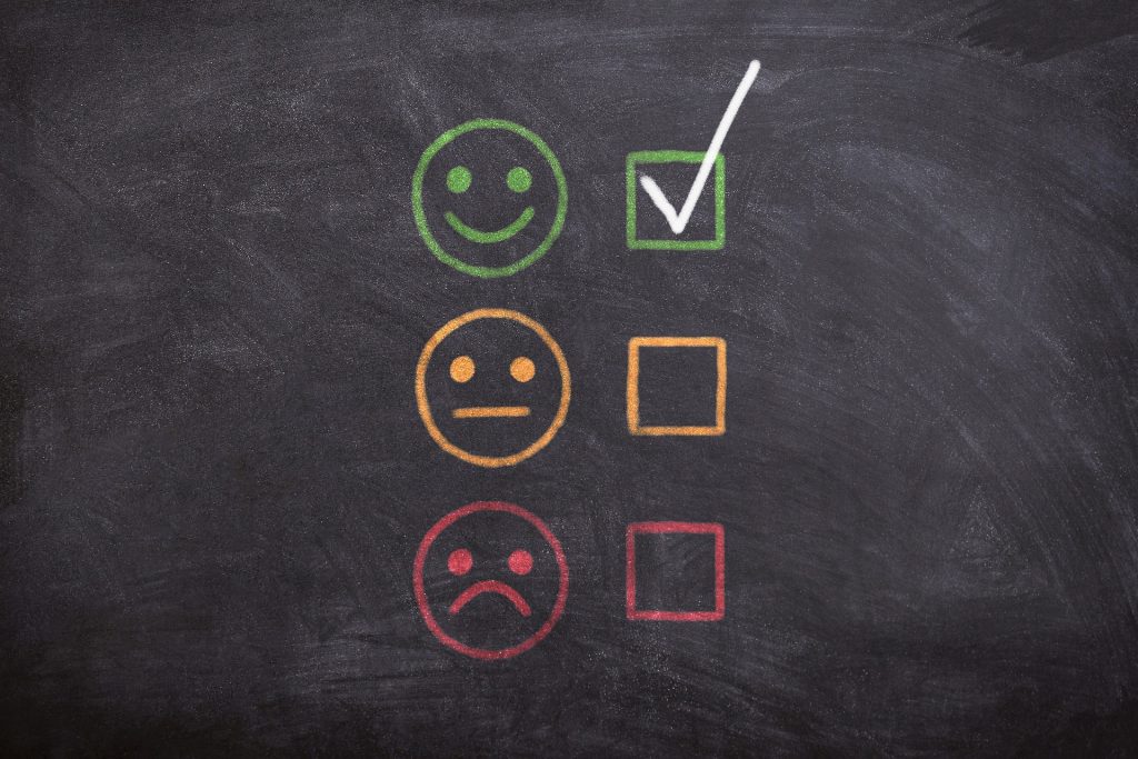 tableau avec emojis dessine sur tableau a craie