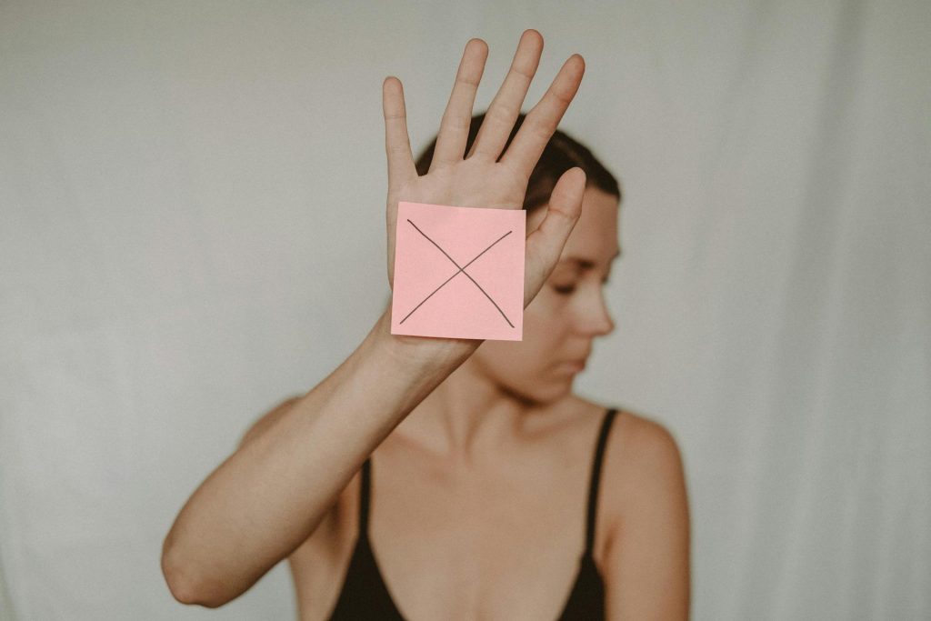 femme avec main tendu avec dessus un post it colle