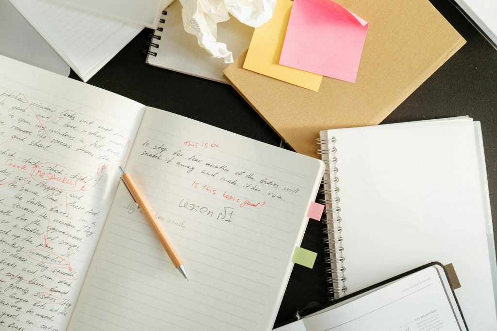 cahier ouvert sur un bureau desorganise