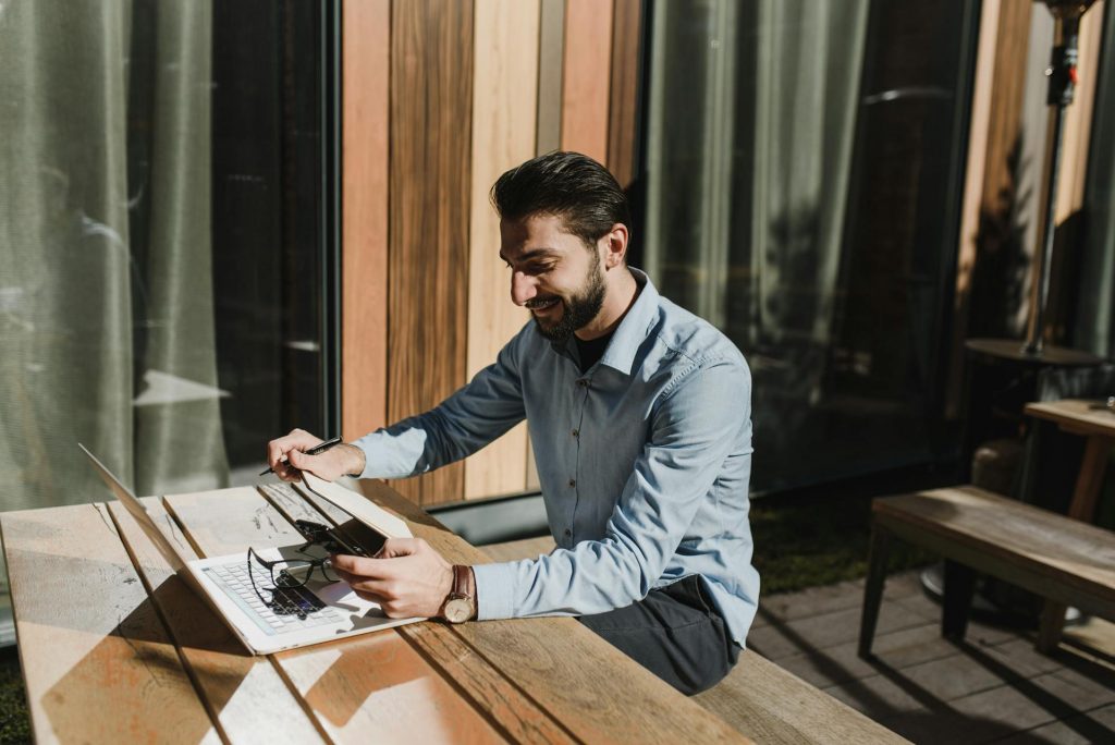homme travail sur ordinateur dehors