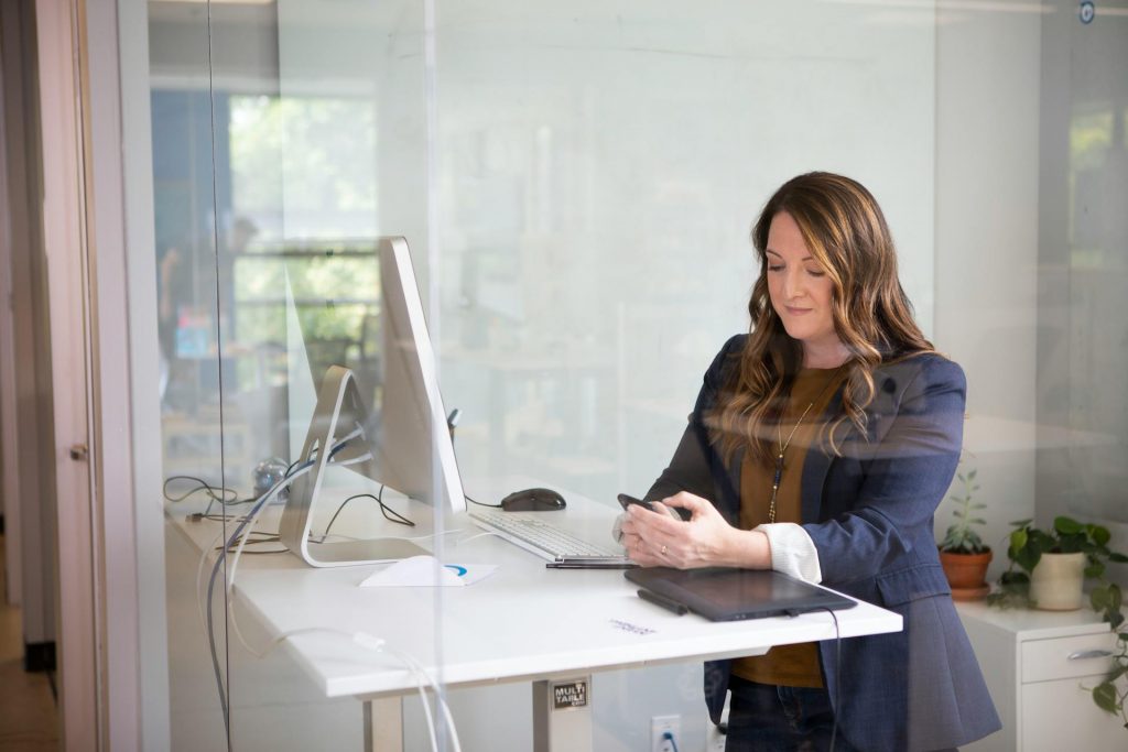 femme debout travail sur ordinateur