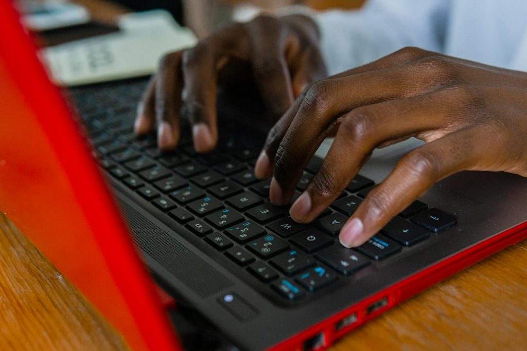 main sur clavier ordinateur