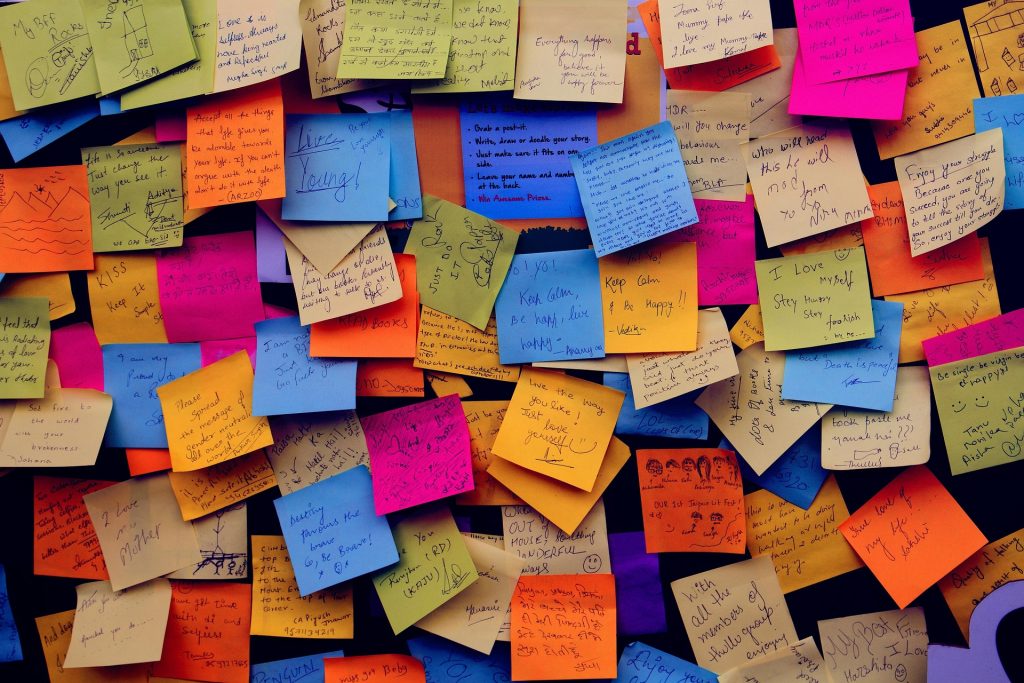 post it colle sur un mur