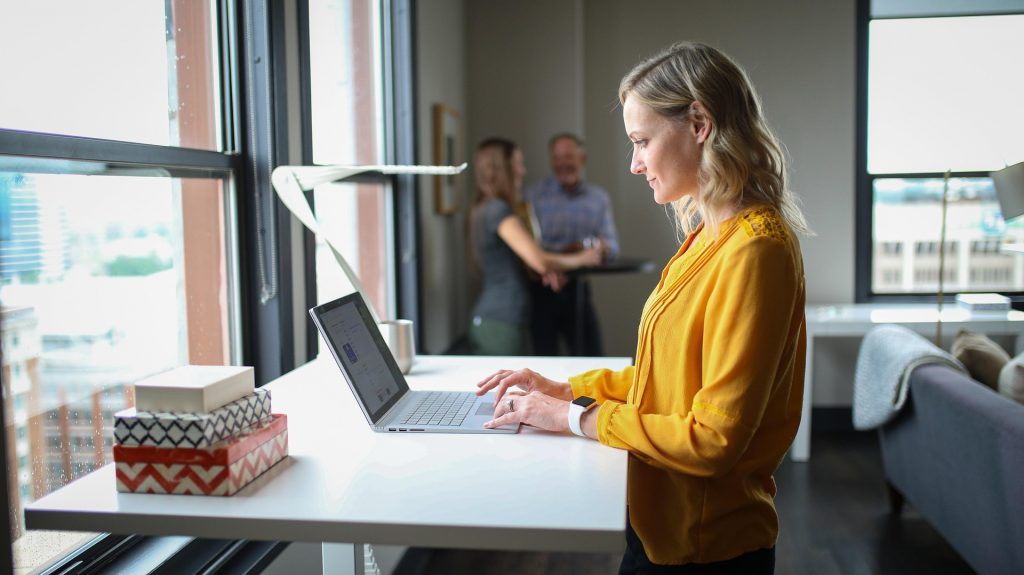femme debout travail sur ordinateur