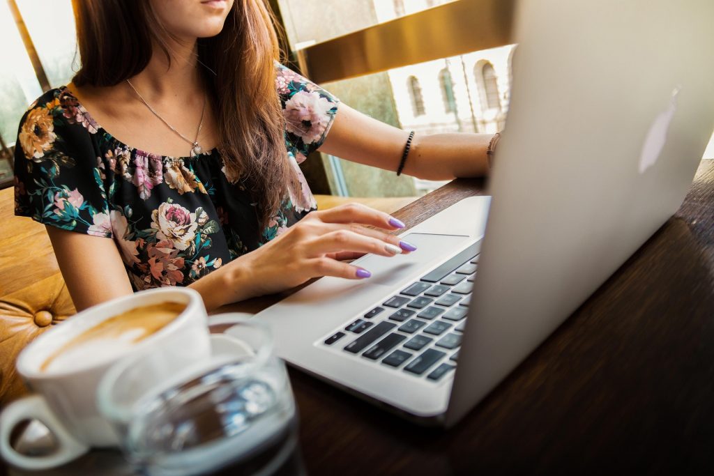 femme qui travail avec ordinateur et cafe