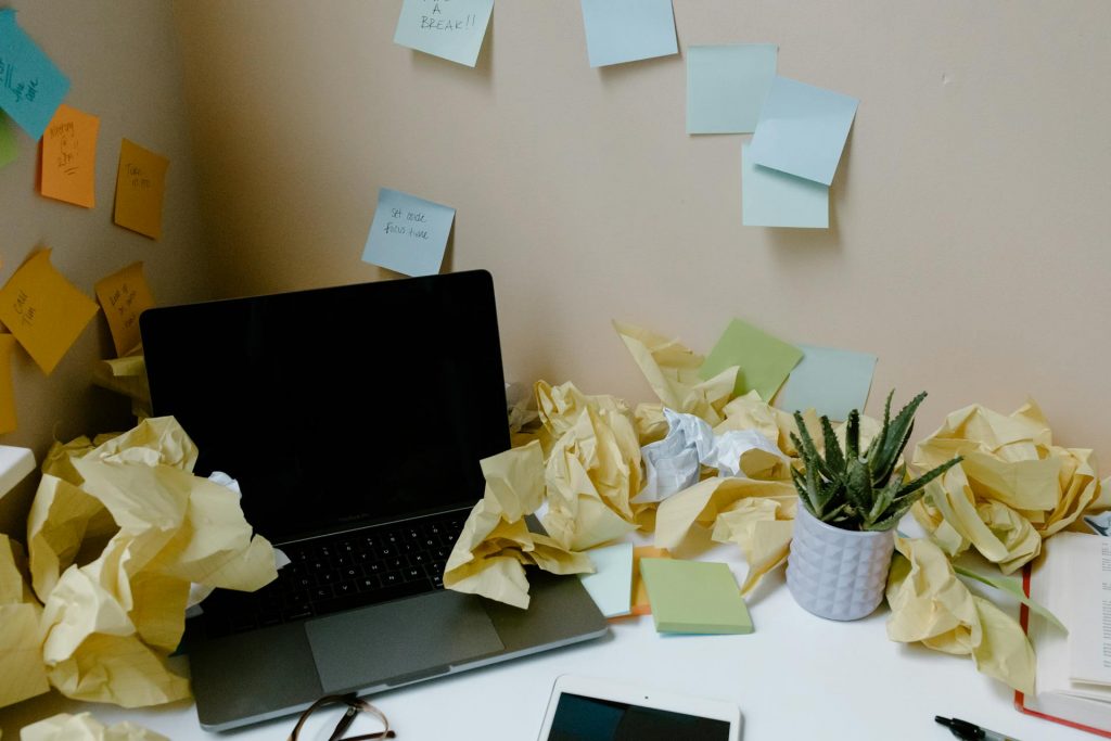 ordinateur avec post it