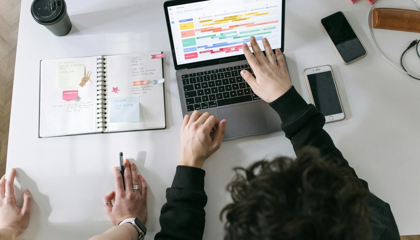 photo avec ordinateur et cahier