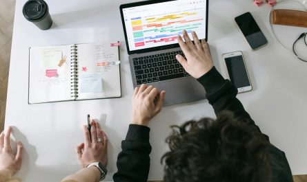 photo avec ordinateur et cahier