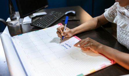 femme qui ecrit sur un planner