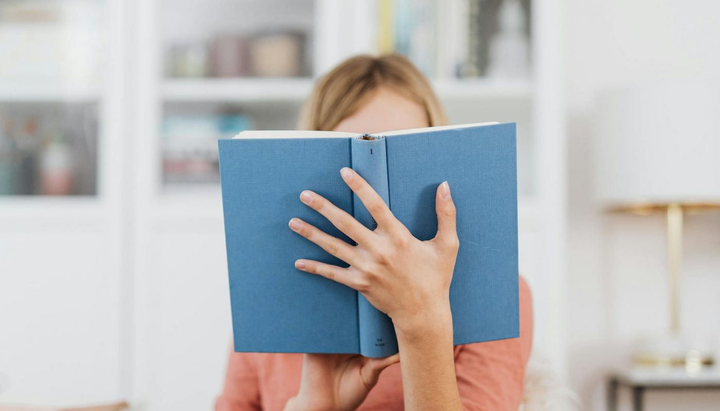 femme qui lit un livre bleu