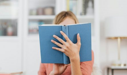 femme qui lit un livre bleu