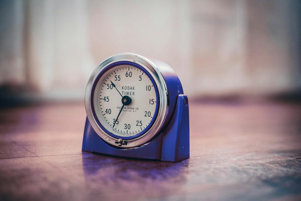 chronometre bleu sur table