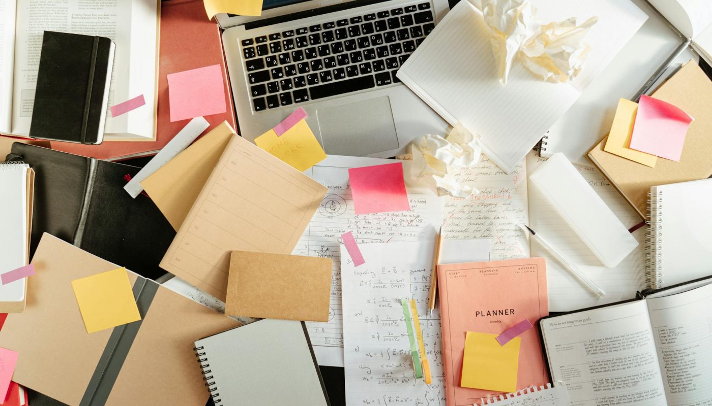 bureau mal range avec papier et ordinateur portable