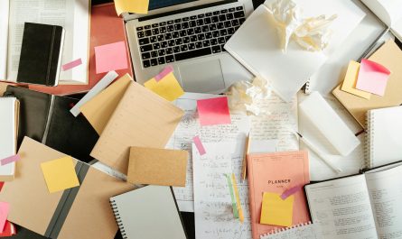 bureau mal range avec papier et ordinateur portable