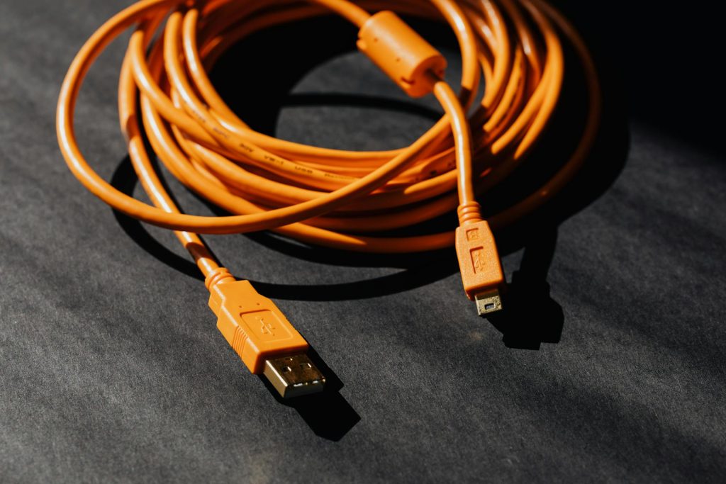 cable orange au sol