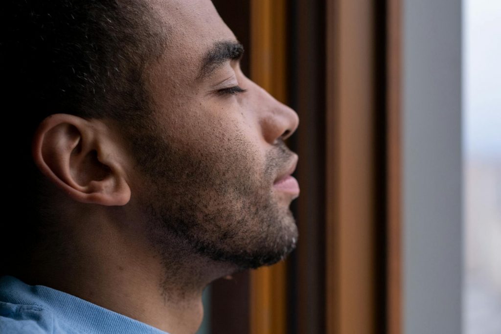 homme noir respire fenetre