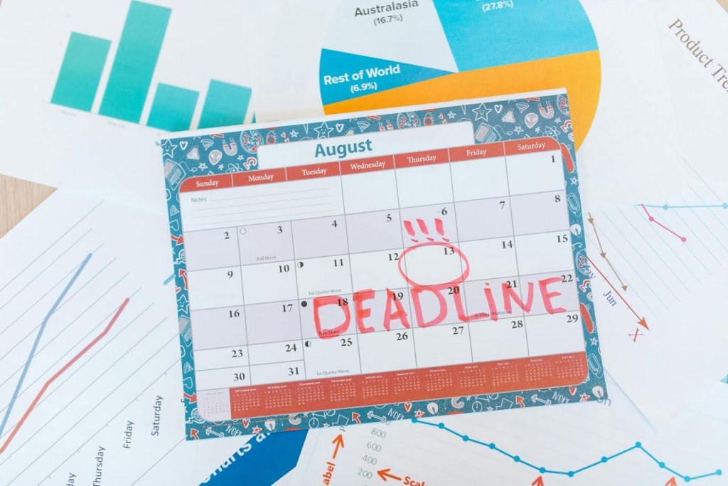 calendrier avec ecrit deadline sur des papiers