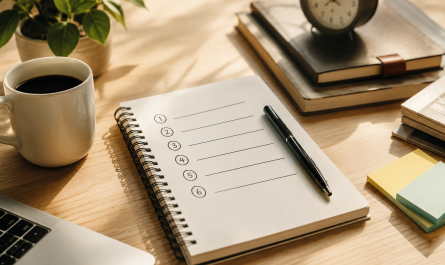 cahier avec stylo sur bureau