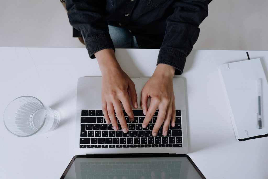 femme travail sur ordinateur  
